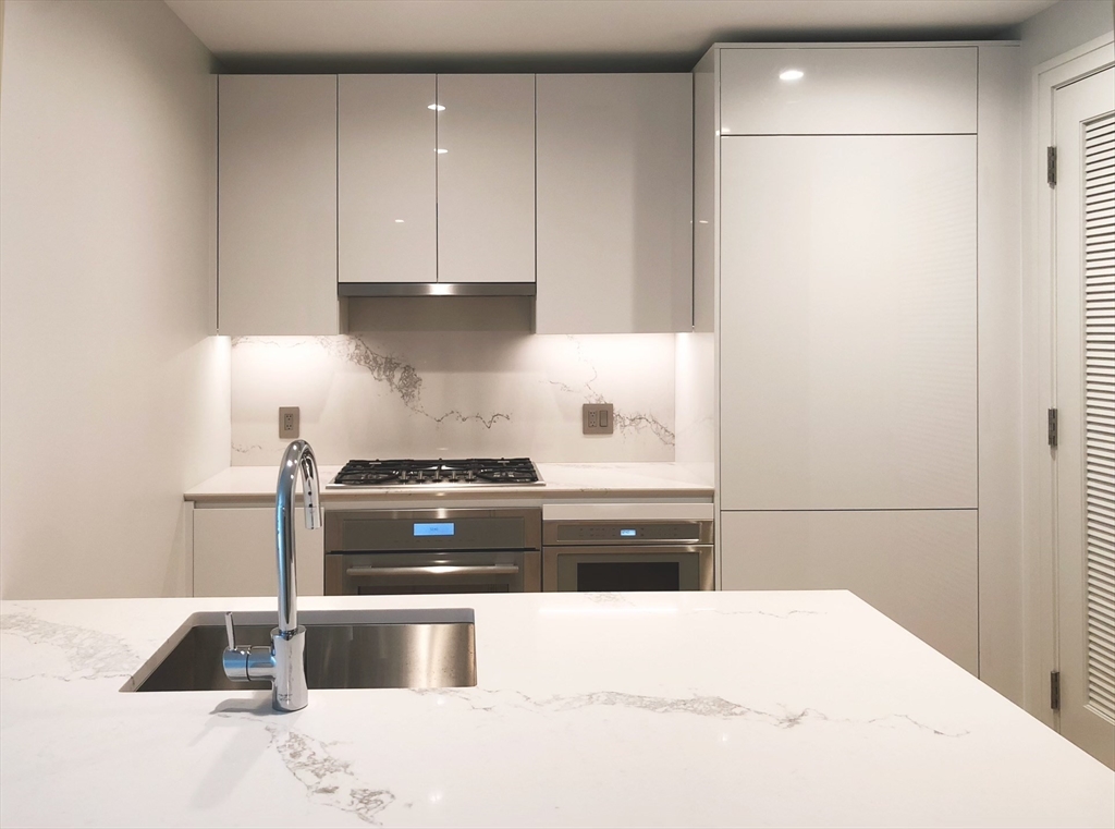 133 Seaport Blvd # 917
