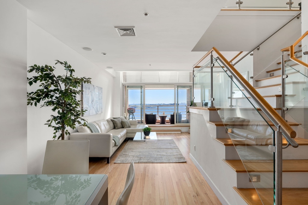 197 8th Street Unit: PH219