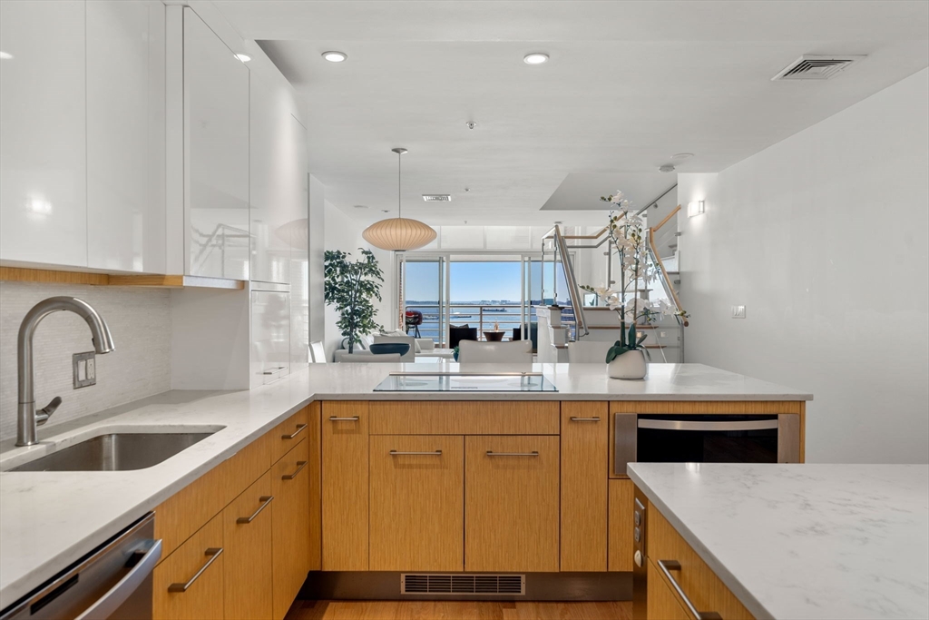 197 8th Street Unit: PH219