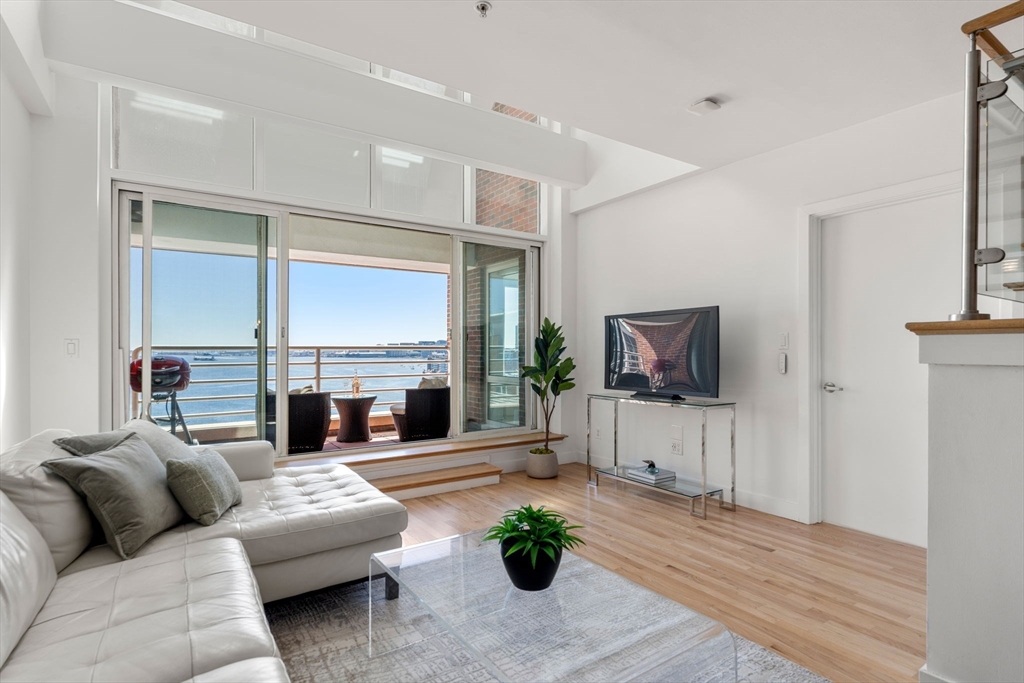 197 8th Street Unit: PH219