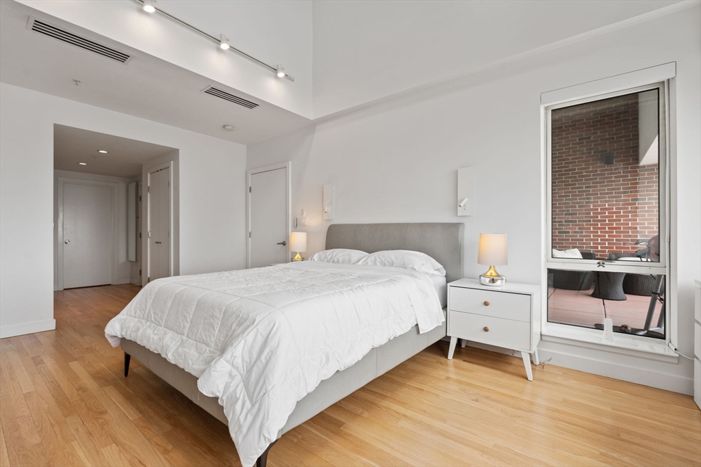 197 8th Street Unit: PH219