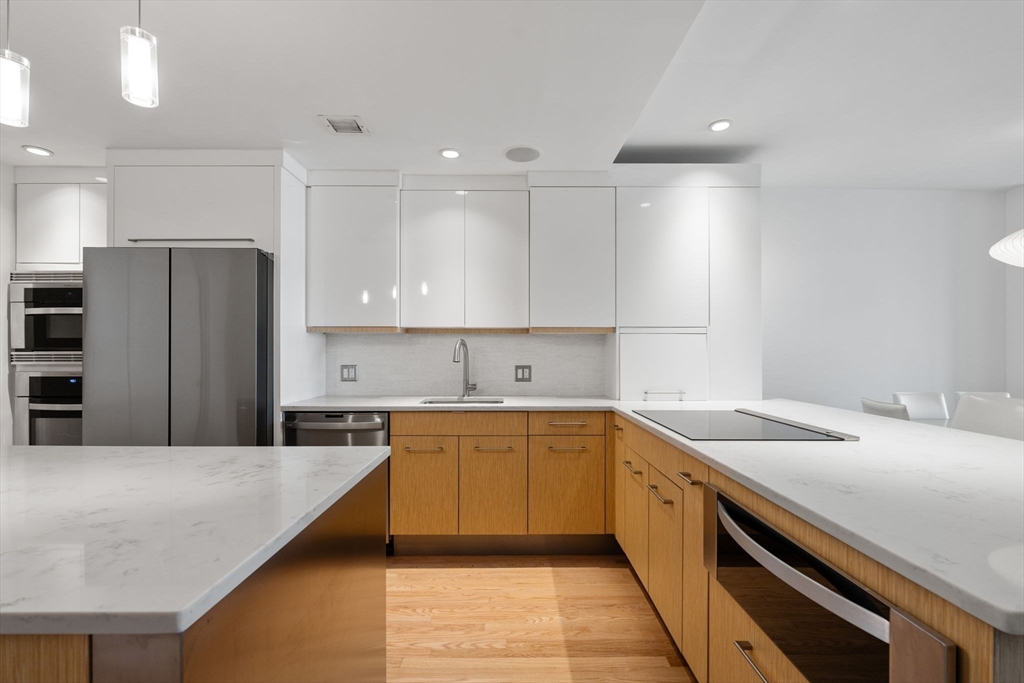 197 8th Street Unit: PH219