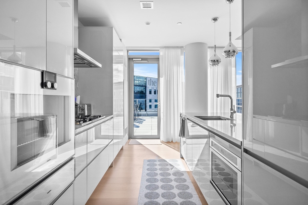 135 Seaport Boulevard Unit: PH1C