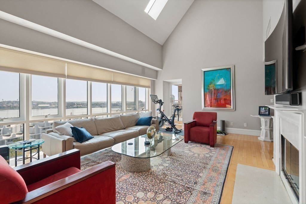 197 Eighth St Unit: PH212