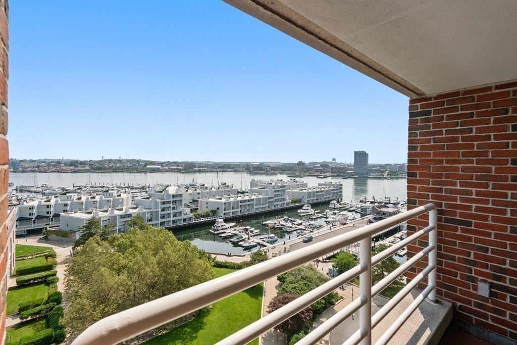 197 Eighth St Unit: PH212