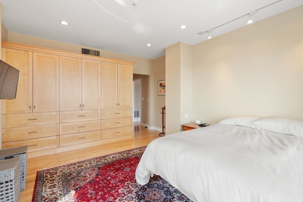 197 Eighth St Unit: PH212