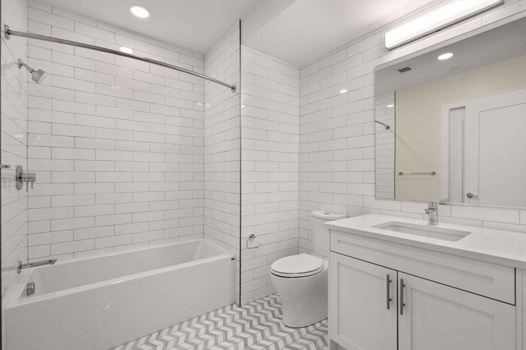 301 Border St. # 402