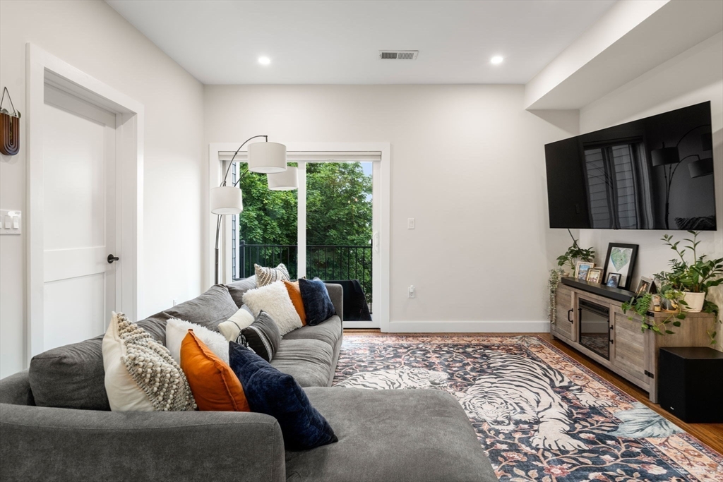 21 Lexington St Unit: PH9
