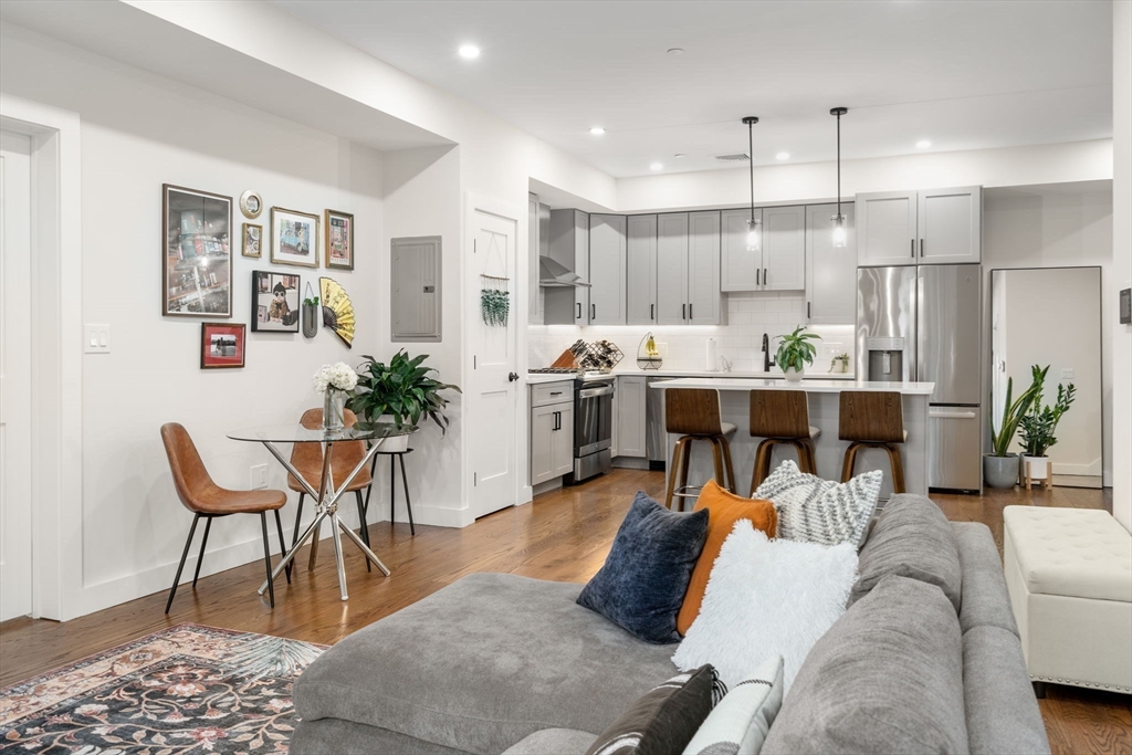 21 Lexington St Unit: PH9