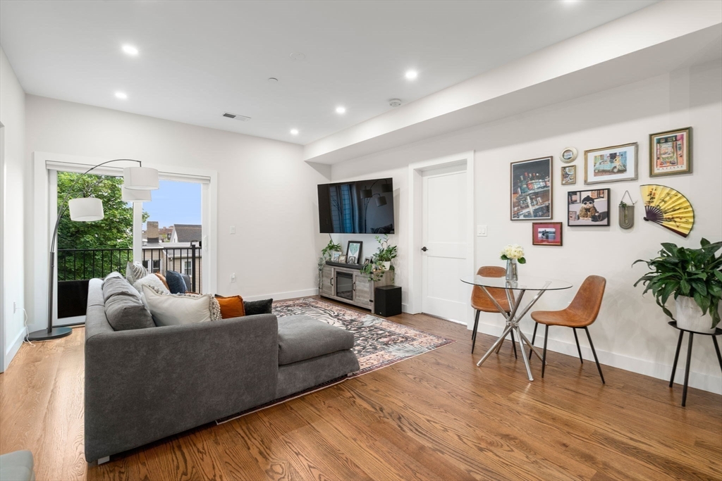 21 Lexington St Unit: PH9