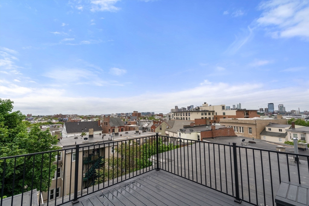 21 Lexington St Unit: PH9