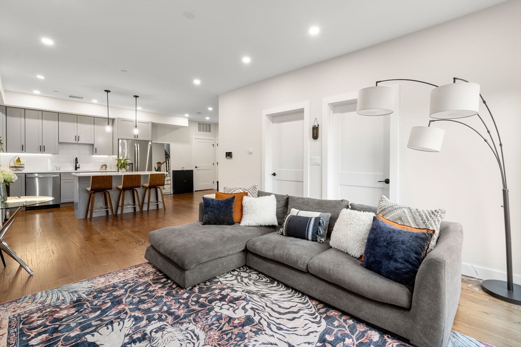 21 Lexington St Unit: PH9