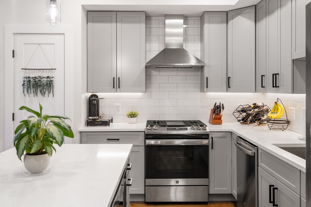 21 Lexington St Unit: PH9