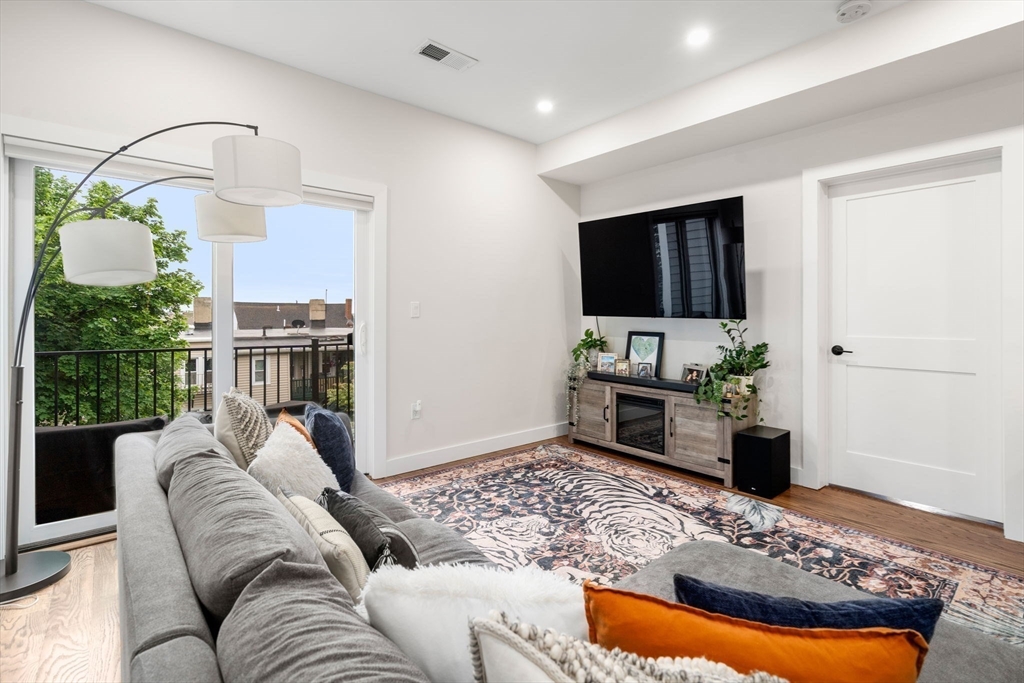 21 Lexington St Unit: PH9