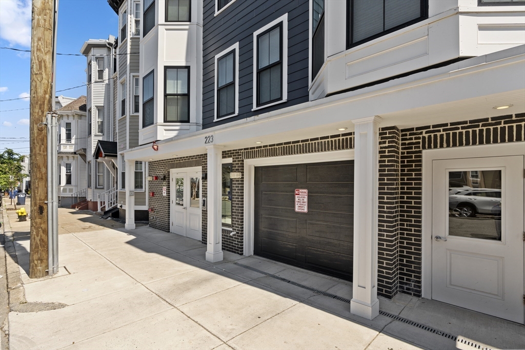 223 Saratoga Street Unit: PH1