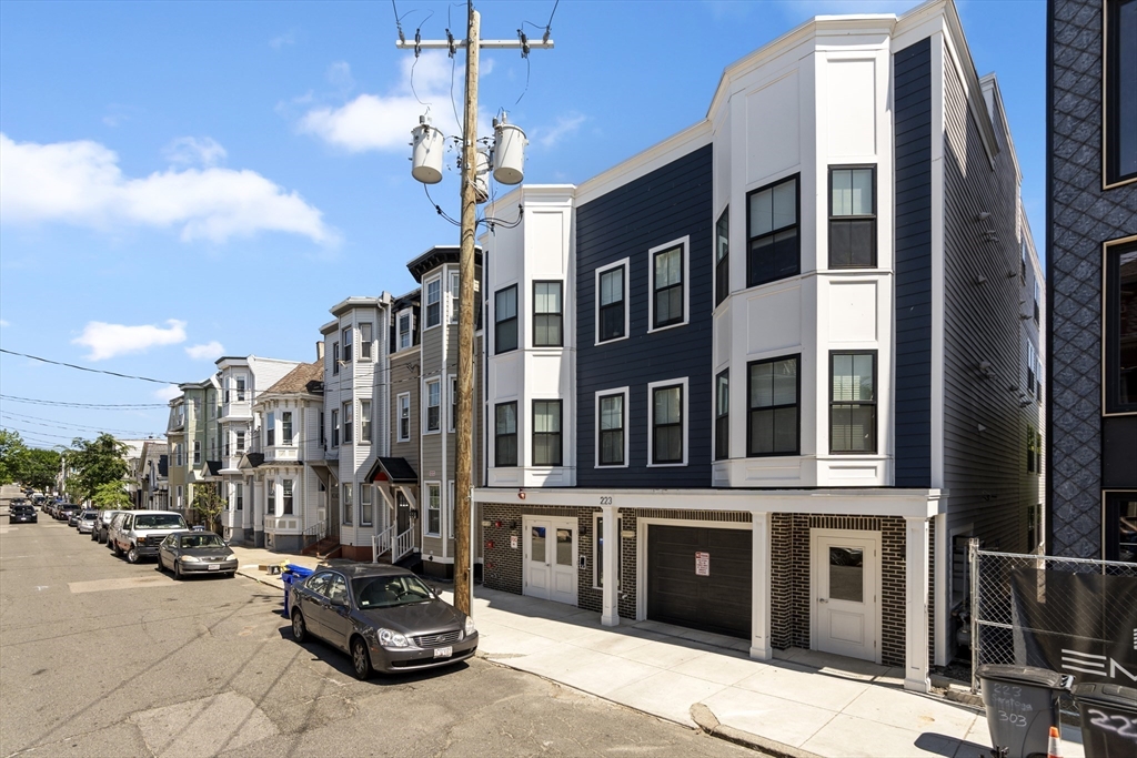 223 Saratoga Street Unit: PH1