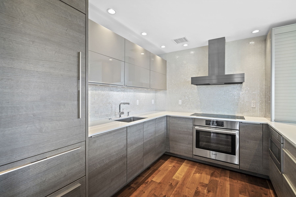 197 8th St Unit: PH215