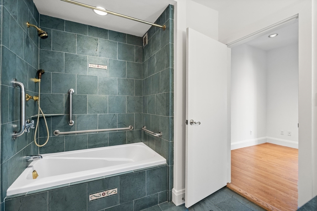 28 Atlantic Ave # 627 Unit: 527-627
