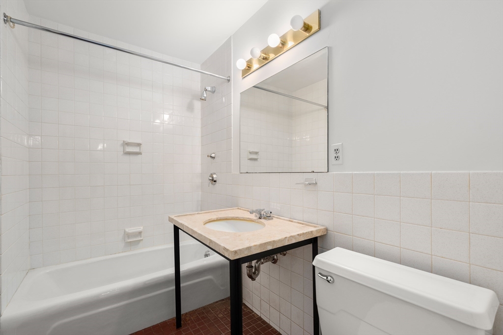 28 Atlantic Ave # 627 Unit: 527-627