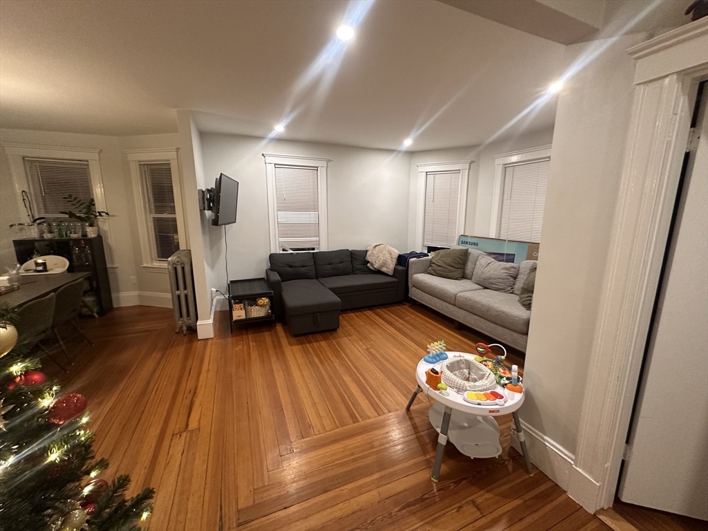 585 Main St Unit: -