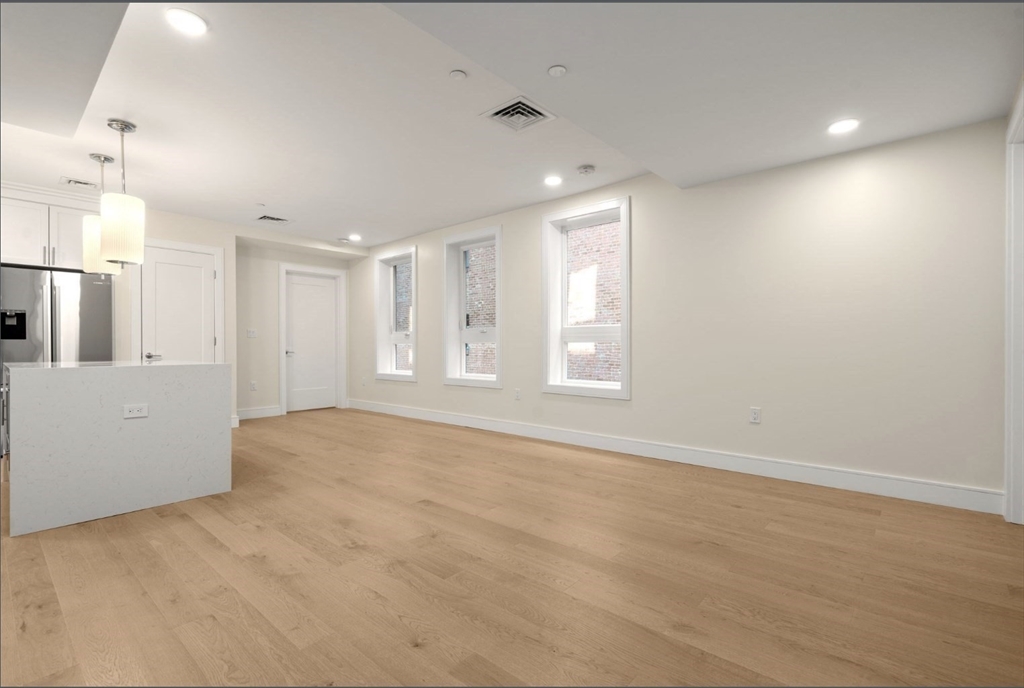 301 Border St. # 402