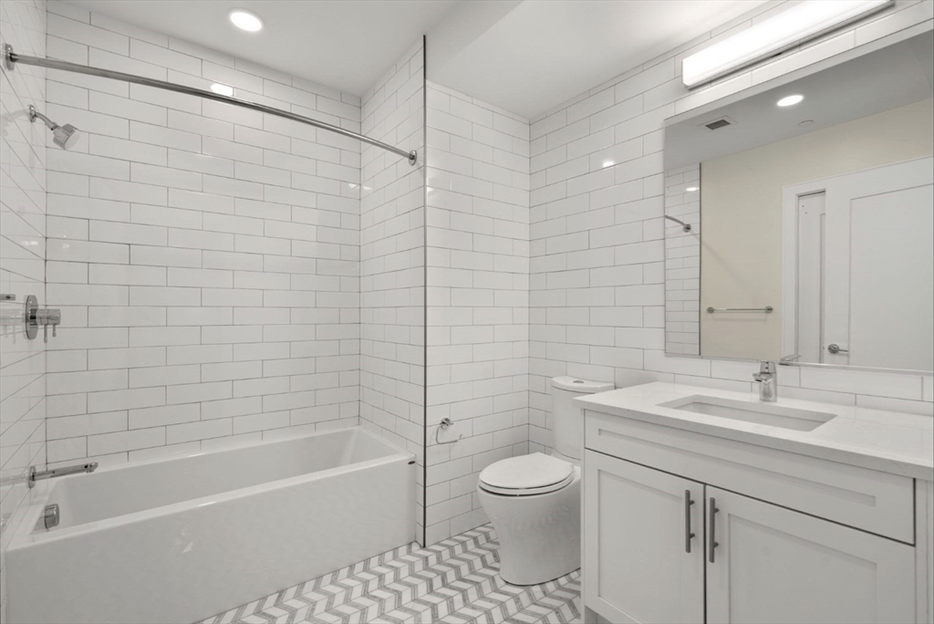 301 Border St. # 402