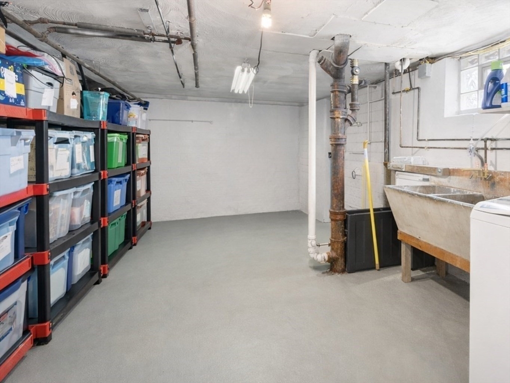 52 Ivan St