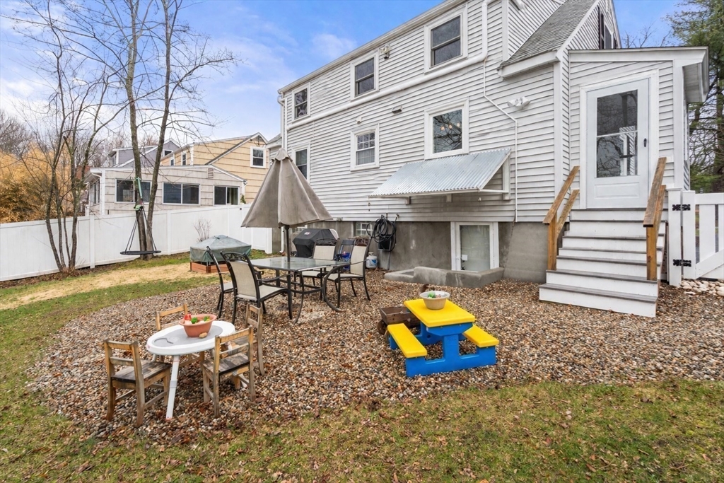 52 Ivan St