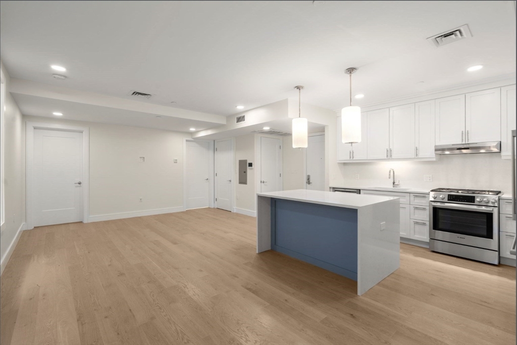 301 Border St. # 402 Unit: #402