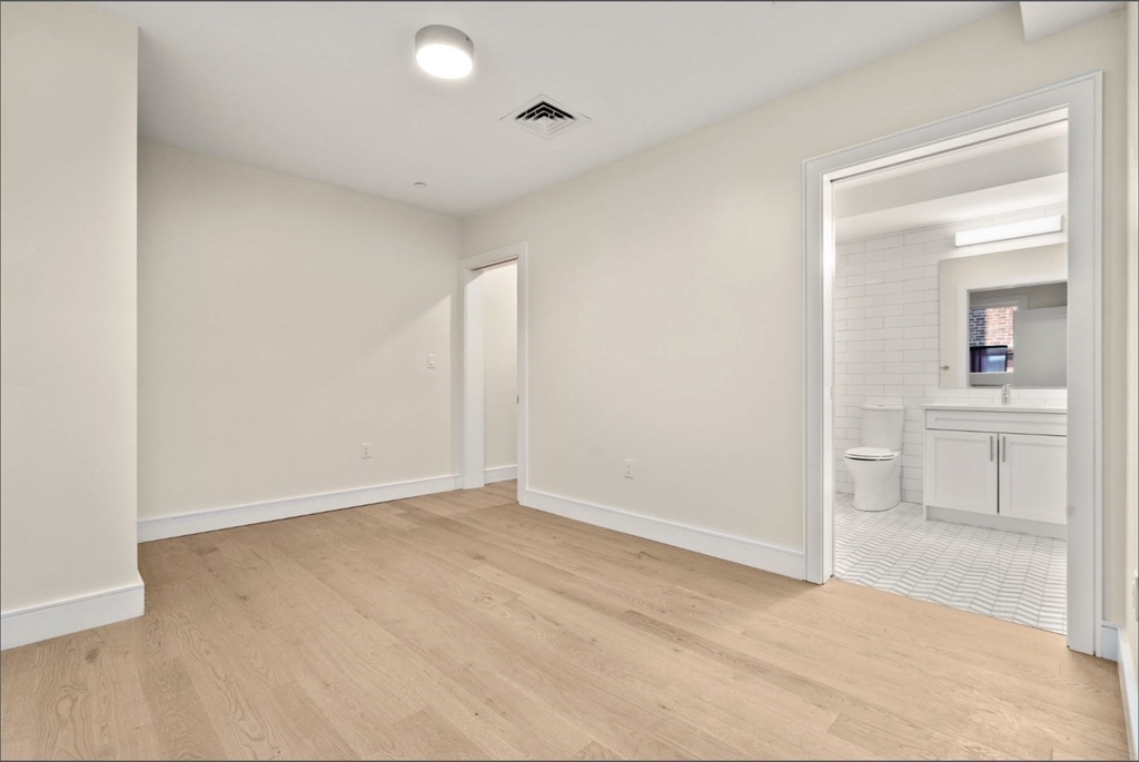 301 Border St. # 402 Unit: #402