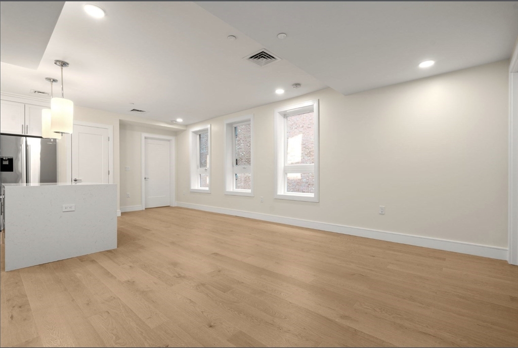 301 Border St. # 402 Unit: #402