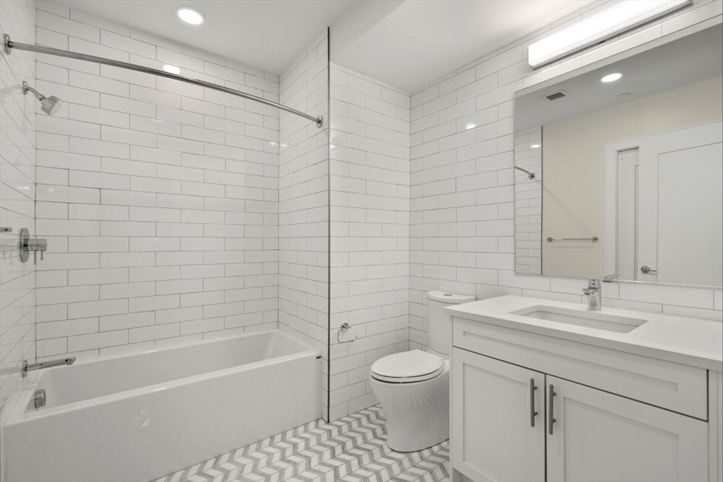 301 Border St. # 402 Unit: #402