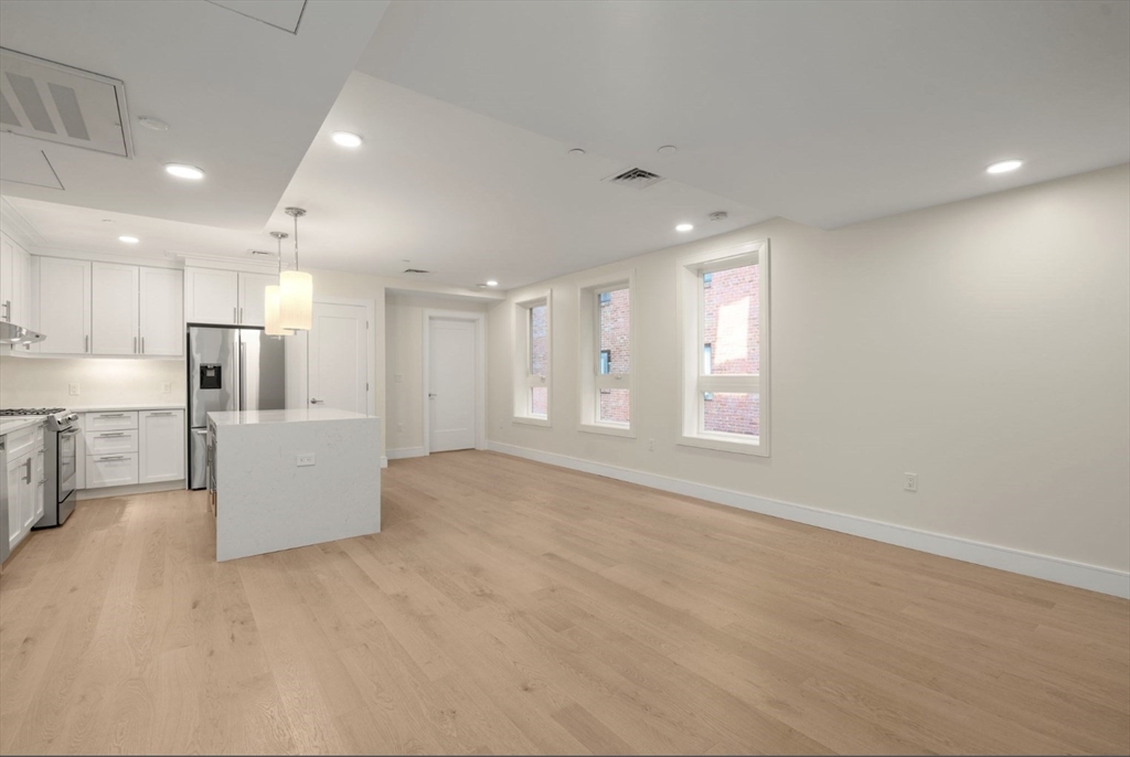 301 Border St. # 402 Unit: #402