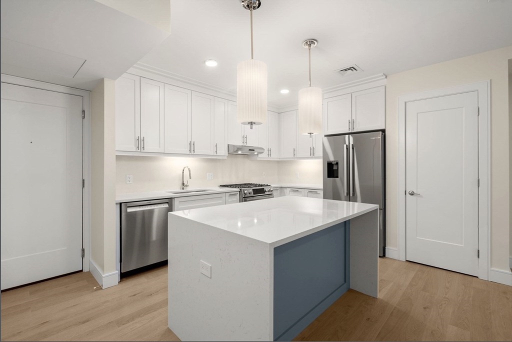 301 Border St. # 402 Unit: #402