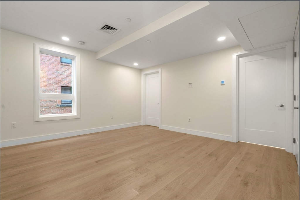 301 Border St. # 402 Unit: #402