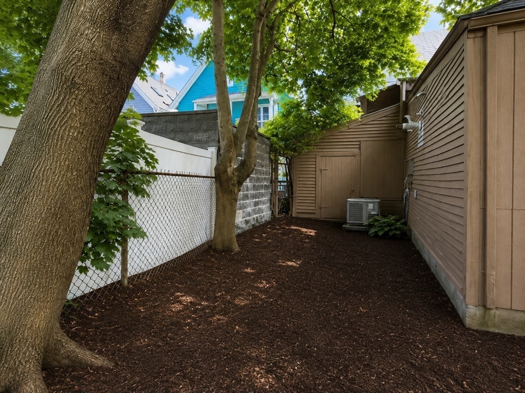 8 Locke St