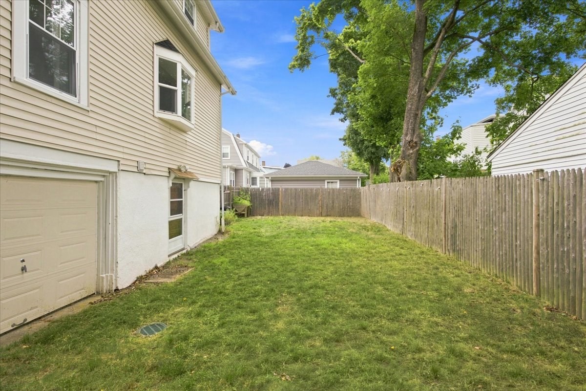 24 Nichols St