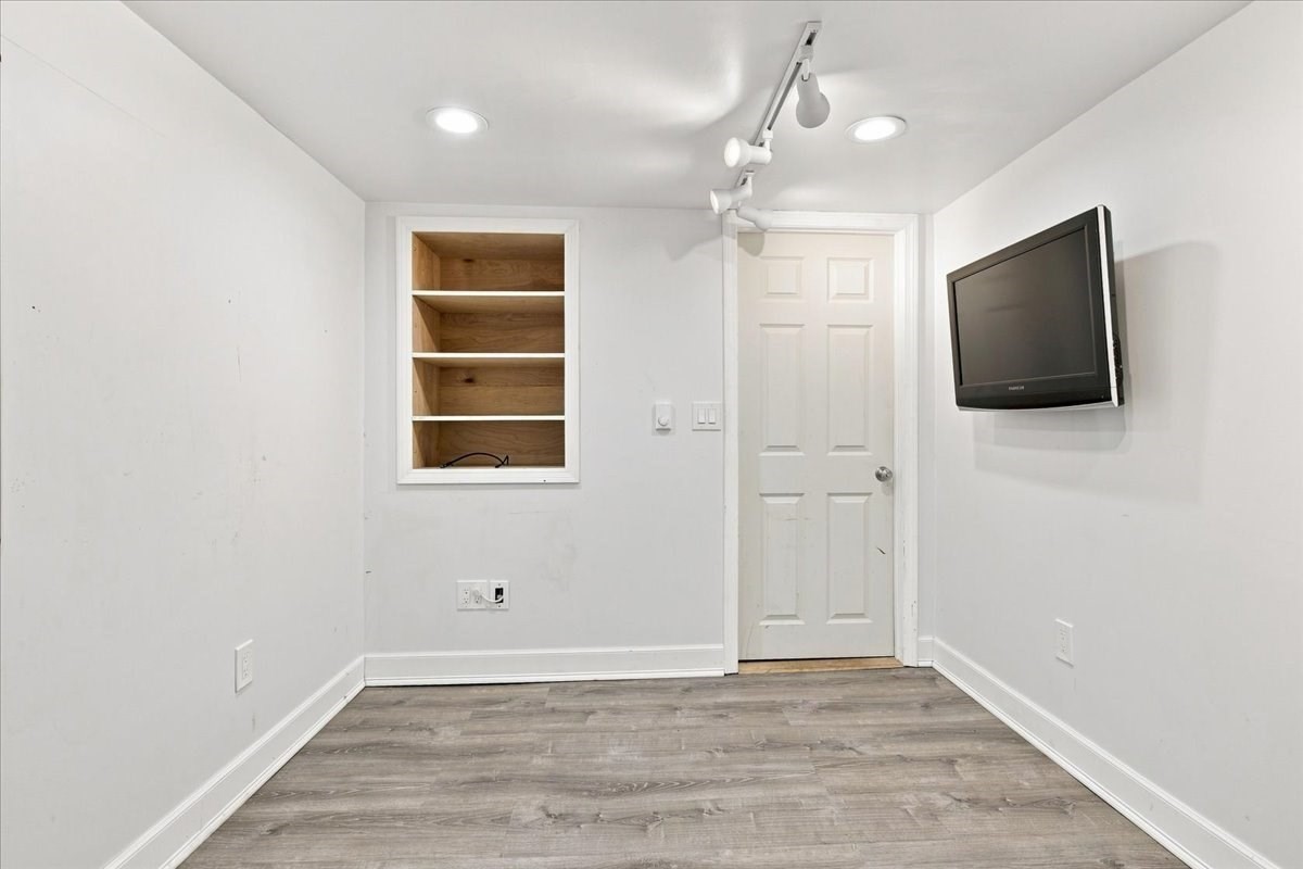 24 Nichols St