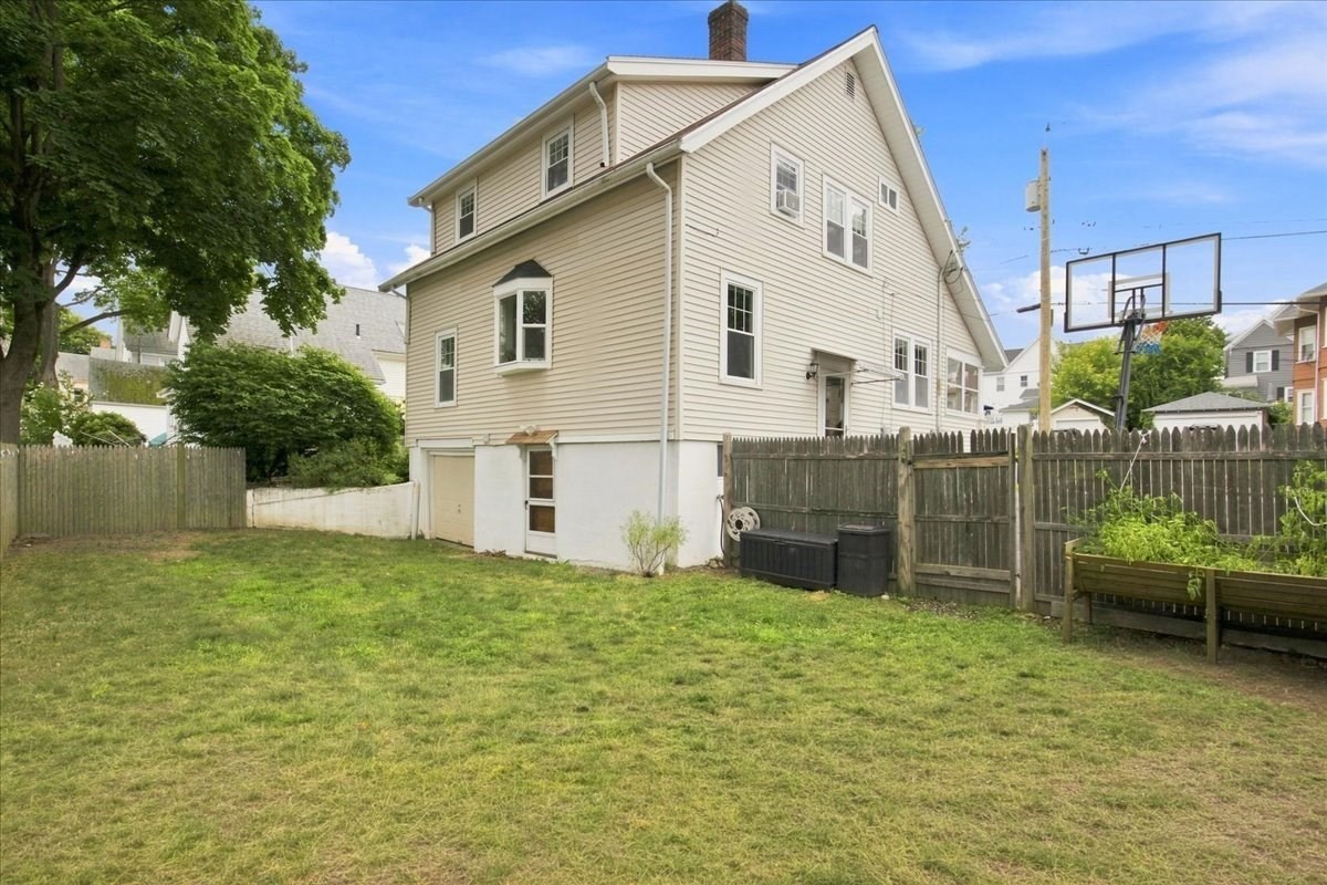 24 Nichols St