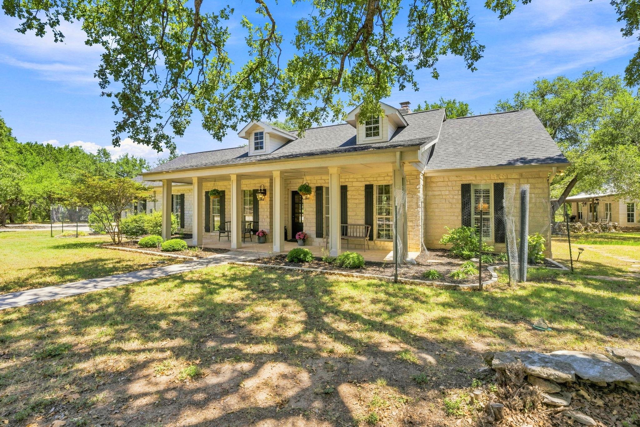 262 E Ridgewood RD