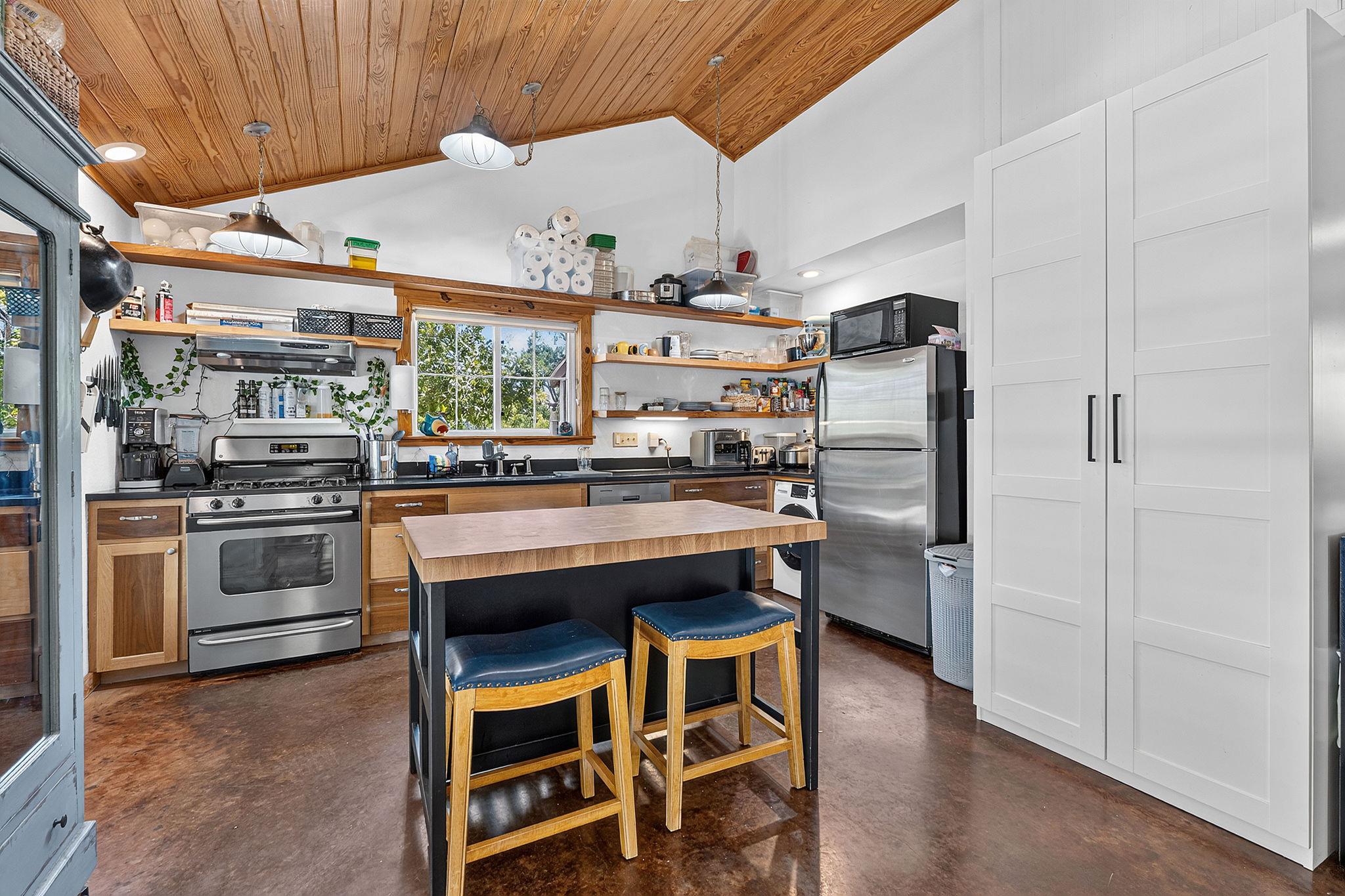 262 E Ridgewood RD