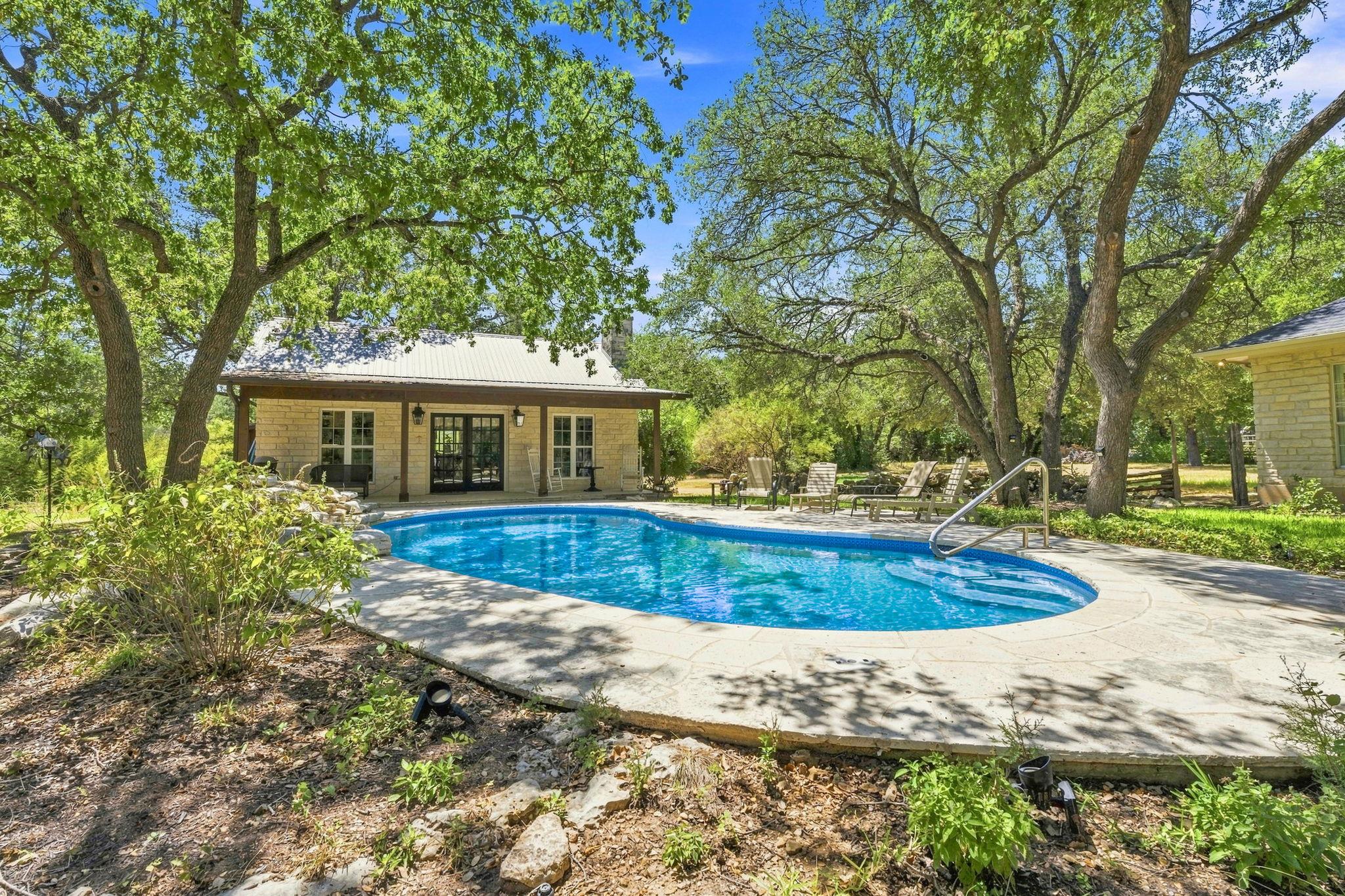 262 E Ridgewood RD