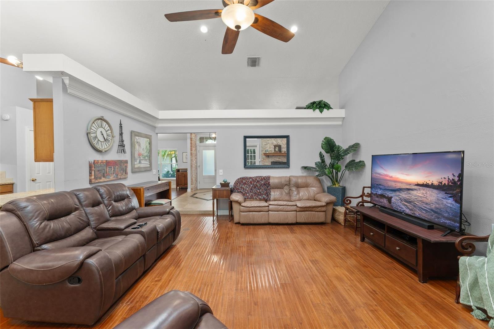 942 DEERWOOD LOOP
