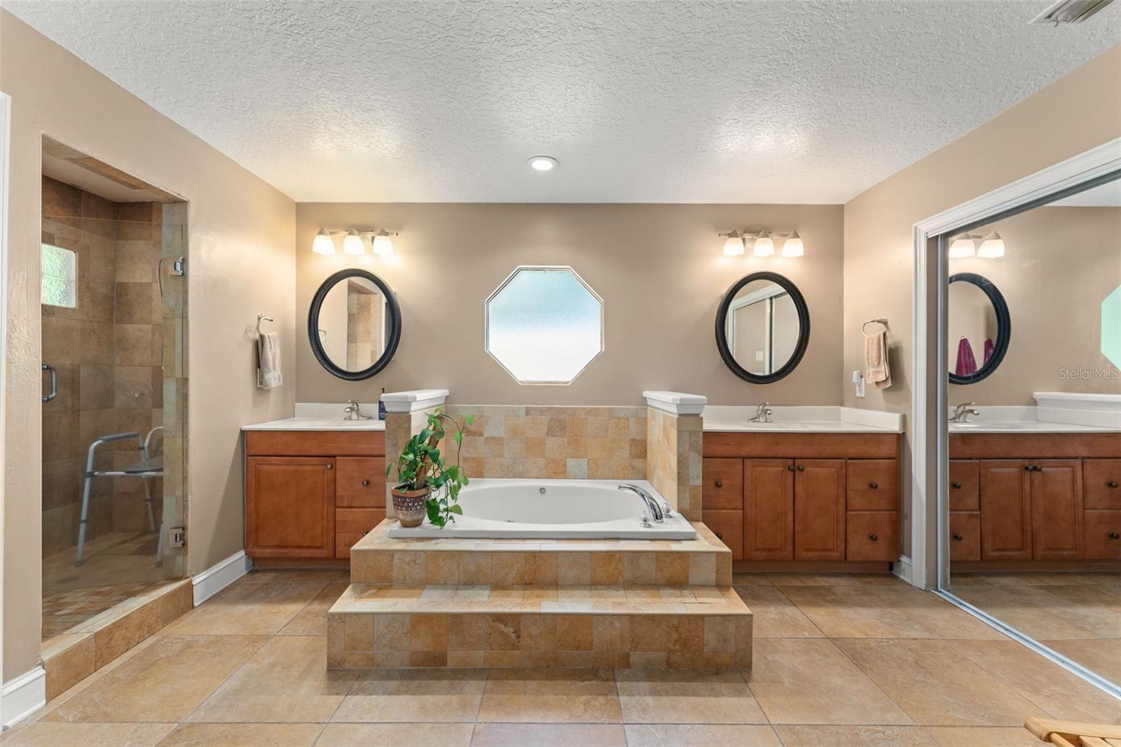 942 DEERWOOD LOOP