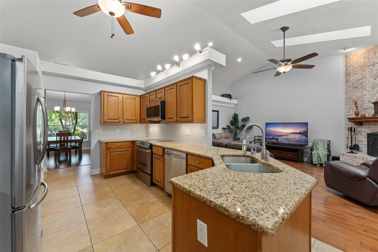 942 DEERWOOD LOOP