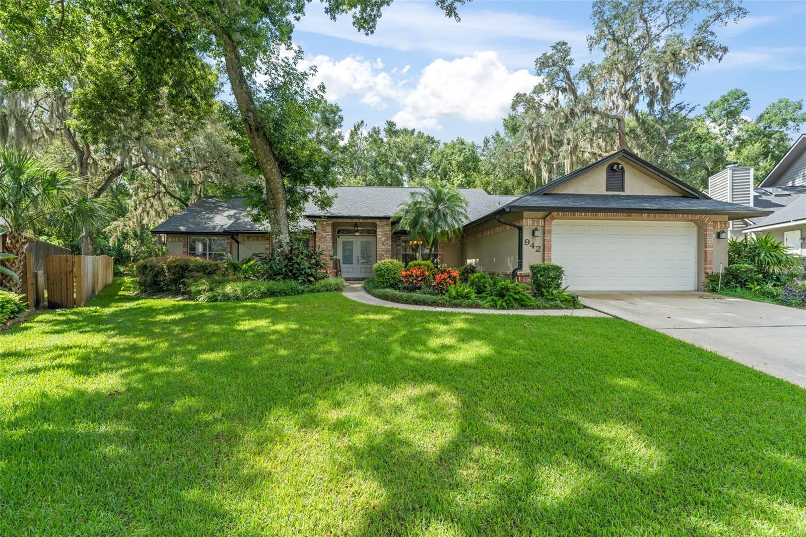 942 DEERWOOD LOOP