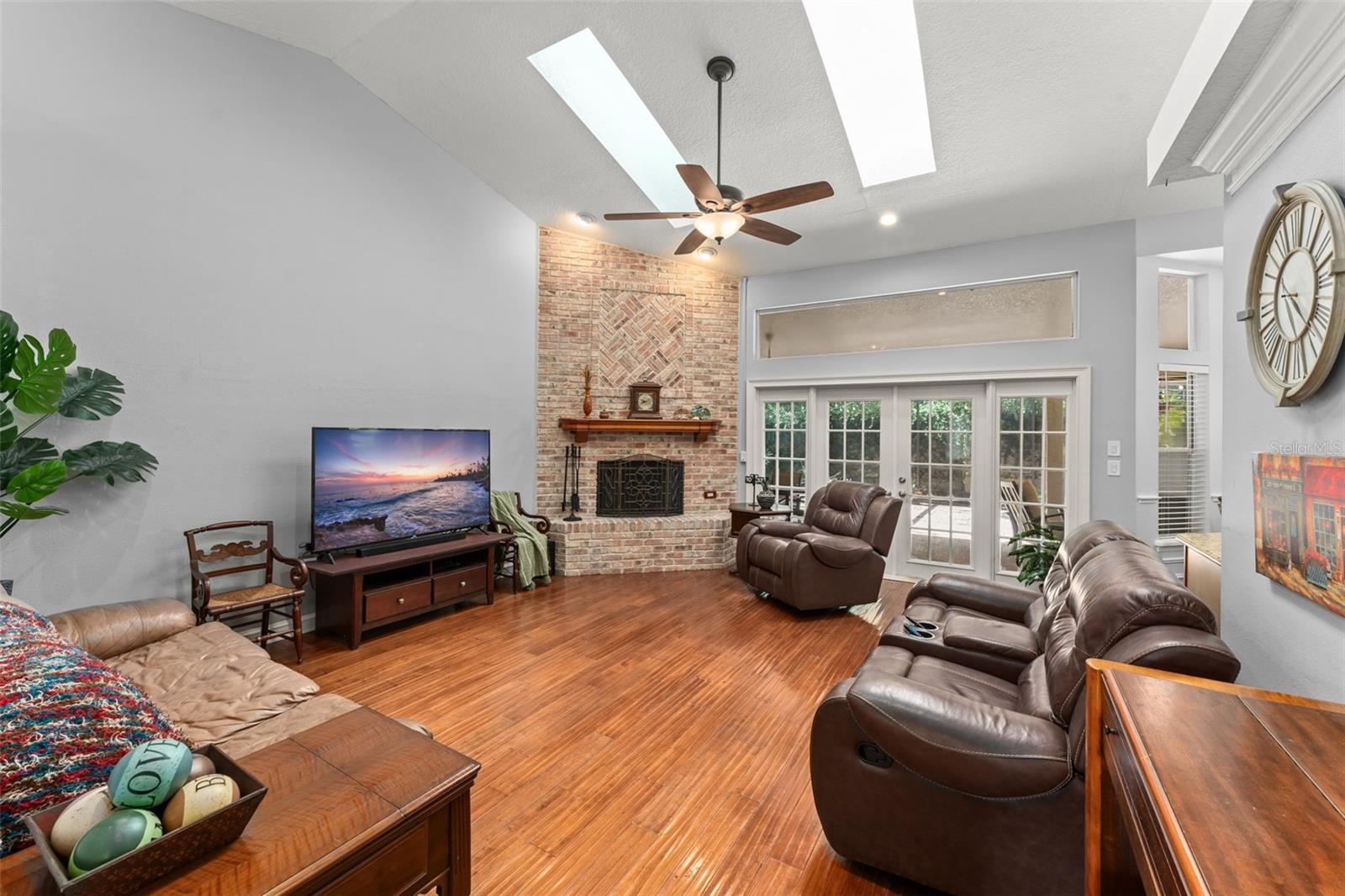 942 DEERWOOD LOOP