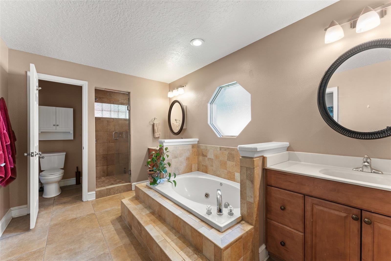 942 DEERWOOD LOOP