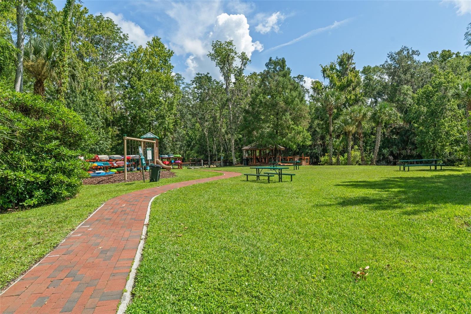 942 DEERWOOD LOOP