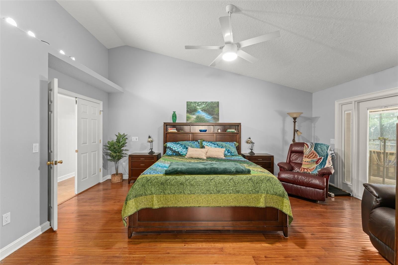 942 DEERWOOD LOOP